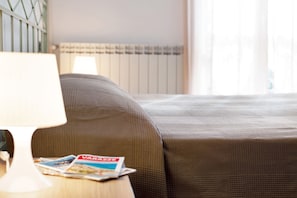 1 chambre, fer et planche à repasser, draps fournis