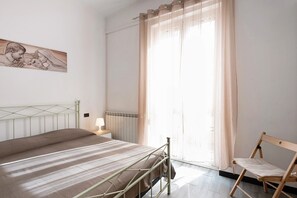 1 bedroom, iron/ironing board, bed sheets - Apartment "Bilocale Cilea con Balcone" with Balcony and A/C (Varazze)