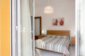 2 quartos, ferros/tábuas de passar roupa, roupa de cama