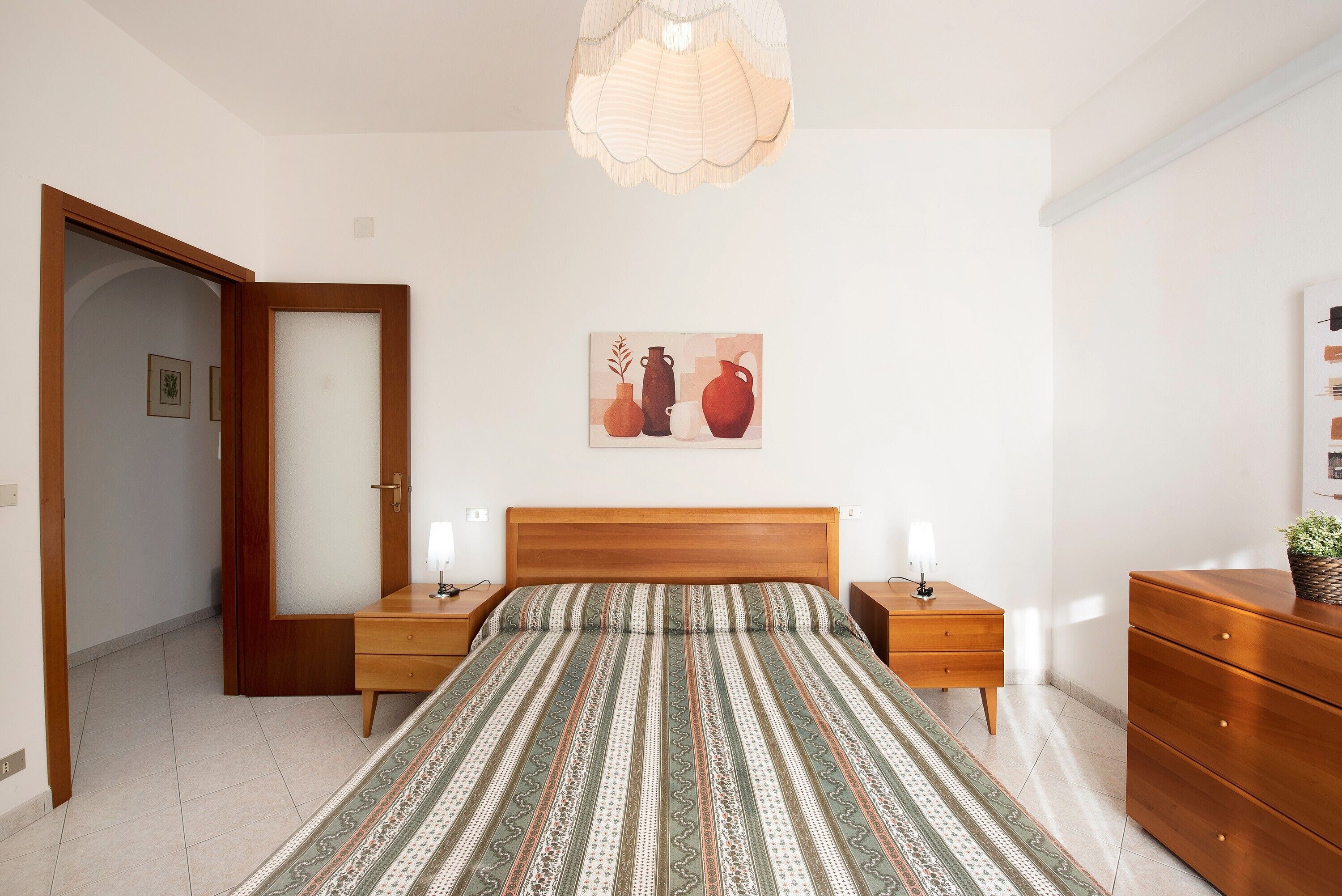 2 habitaciones, tabla de planchar con plancha y ropa de cama 