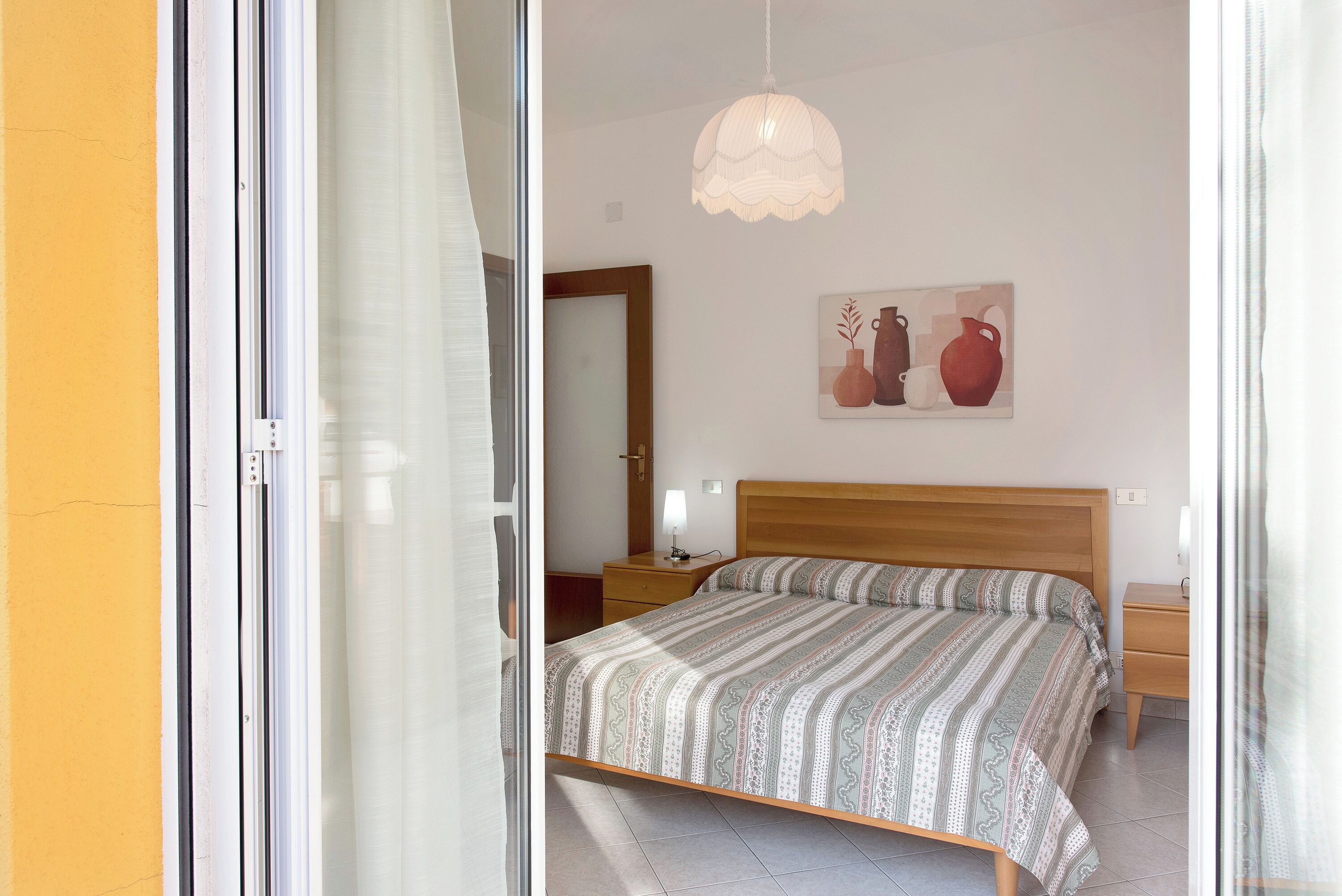 2 habitaciones, tabla de planchar con plancha y ropa de cama 