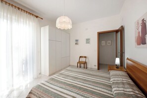 2 habitaciones, tabla de planchar con plancha y ropa de cama 