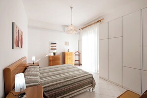 2 bedrooms, iron/ironing board, bed sheets