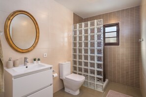 Bathtub, hair dryer, bathrobes, towels - Villa 'Scandinavian Design' with Sea View, Wi-Fi and Air Conditioning (Puerto Banús)