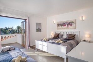 4 bedrooms, soundproofing, iron/ironing board, free WiFi - Villa 'Scandinavian Design' with Sea View, Wi-Fi and Air Conditioning (Puerto Banús)