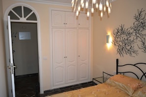 1 habitación, tabla de planchar con plancha, wifi y ropa de cama 