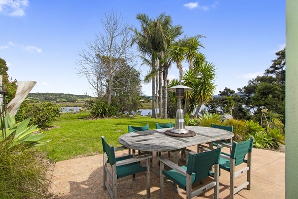 Outdoor dining - Green Oasis - Mangawhai Heads Holiday Home (Mangawhai Heads)