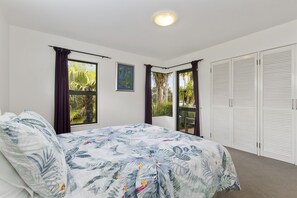 5 bedrooms, WiFi - Green Oasis - Mangawhai Heads Holiday Home (Mangawhai Heads)