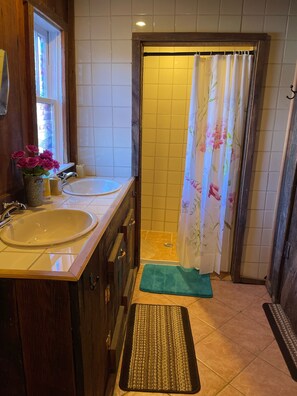 Towels, soap, shampoo, toilet paper