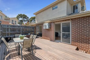 Outdoor dining - Airport West Stunner by Ready Set Stay- Close to Melb Airport & Pet Friendly (Airport West)