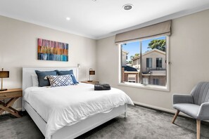 3 bedrooms, desk, iron/ironing board, free WiFi - Airport West Stunner by Ready Set Stay- Close to Melb Airport & Pet Friendly (Airport West)