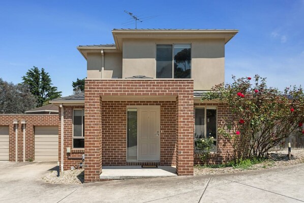 Exterior detail - Airport West Stunner by Ready Set Stay- Close to Melb Airport & Pet Friendly (Airport West)