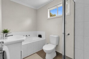 Badewanne, Haartrockner, Handtücher