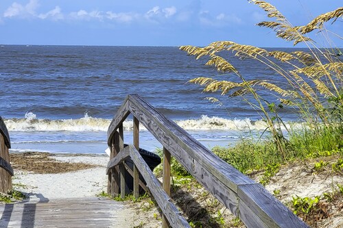 Harbor Island Condo w/ Pool Access: Walk to Beach!