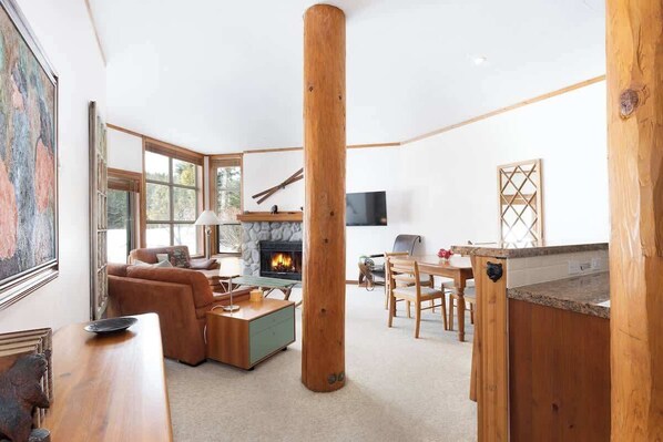 Televisie, een open haard en een kantoor