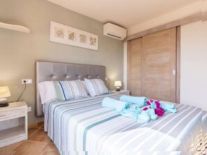 4 bedrooms, iron/ironing board, internet, bed sheets