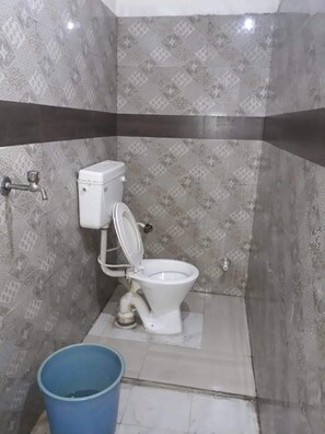 Shower, rainfall showerhead, free toiletries, bathrobes