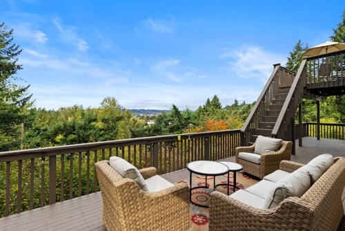 Seattle Area Retreat • Game Room • Sleeps 12