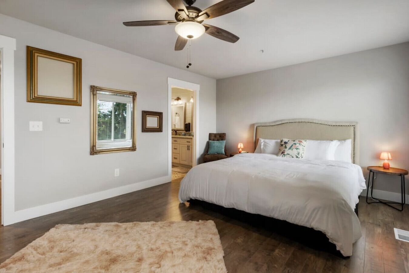 4 bedrooms, desk, WiFi, bed sheets