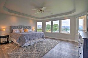 4 bedrooms, iron/ironing board, travel cot, Internet - Manson Villa w/ Hot Tub ~ 1 Mi to Wineries! (Manson)
