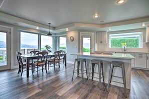 Fridge, microwave, stovetop, dishwasher - Manson Villa w/ Hot Tub ~ 1 Mi to Wineries! (Manson)
