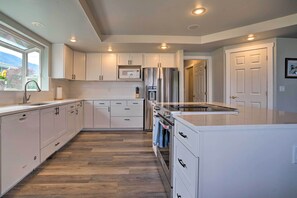 Fridge, microwave, stovetop, dishwasher