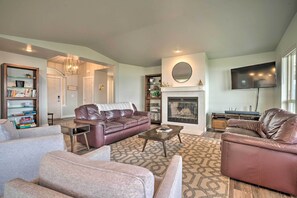 TV, fireplace, DVD player, table football - Manson Villa w/ Hot Tub ~ 1 Mi to Wineries! (Manson)