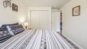 1 bedroom, desk, free WiFi, bed sheets