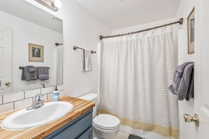 Badewanne, Handtücher, Seife, Shampoo