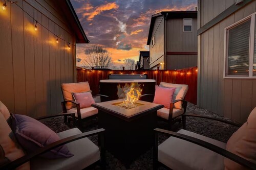 Downtown Sisters Suite - HOT TUB - Dog Friendly