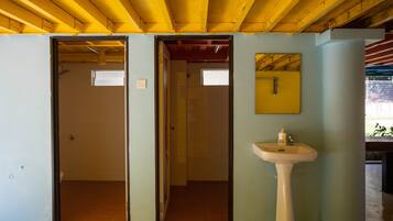 Douche, bidet, serviettes fournies, shampoing