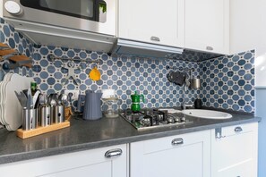 Fridge, microwave, stovetop, dishwasher - Boschetto Iconic Apartment (Roma)