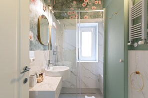 Dusche, Haartrockner, Bidet, Handtücher