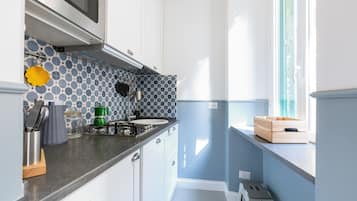 Kühlschrank, Mikrowelle, Herdplatte, Geschirrspüler