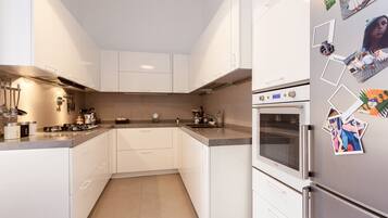 Kühlschrank, Mikrowelle, Herdplatte, Geschirrspüler