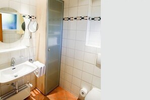 Een douche, een haardroger, handdoeken