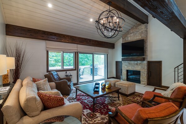 TV, fireplace - Luxury 3 bedroom + loft located on Dollar mountain in Elkhorn w/ pool & hot tub (Sun Valley)