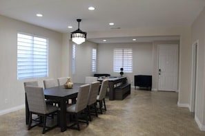 Dining - Moon Shadow. (Indio)