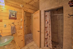 Amenidades de baño gratuitas, secadora de cabello, toallas 