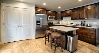 30% OFF SPECIAL! Skiers Dream, Newly Built, BBQ, Patio, Views, Dedicated Hot Tub