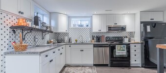 Two Bedroom Lower Unit With 500 Mbps WiFi, Parking & Self-check in