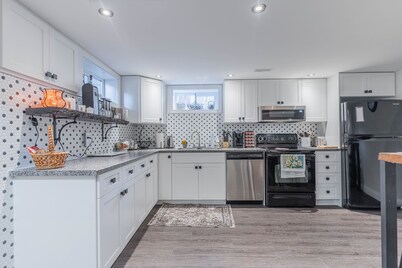 Two Bedroom Lower Unit With 500 Mbps WiFi, Parking & Self-check in