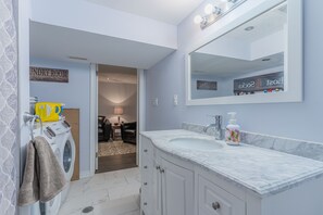 Ducha y bañera combinadas, secador de pelo, toallas y jabón