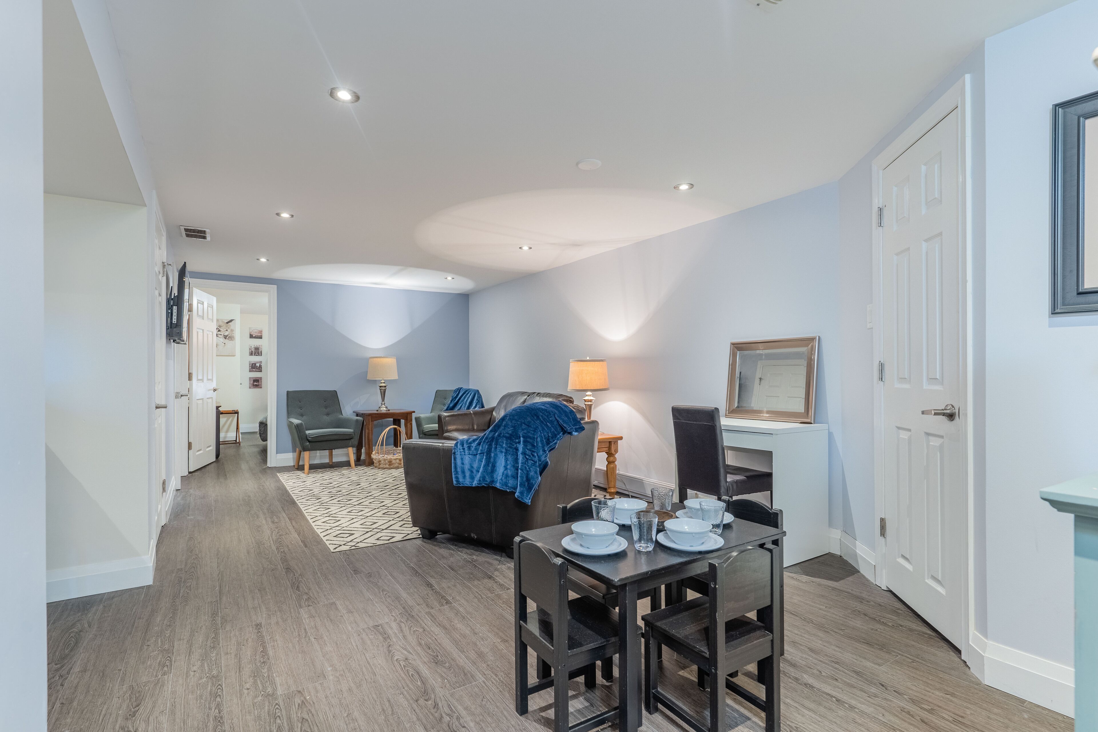 Two Bedroom Lower Unit With 500 Mbps Wifi, Parking & Self-check In - Ontario