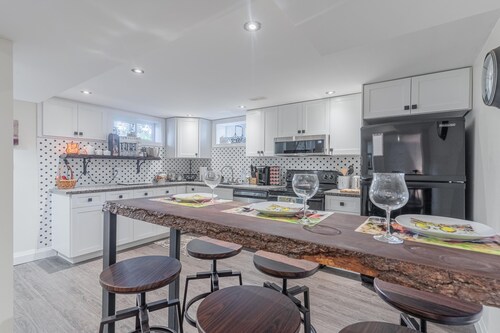 Two Bedroom Lower Unit With 500 Mbps WiFi, Parking & Self-check in