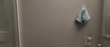 Suihku, hiustenkuivaaja, pyyhkeet, saippua