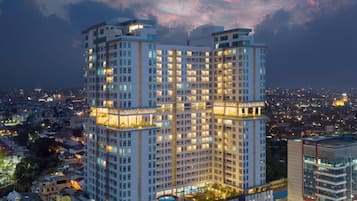 Bagian depan properti - sore/malam