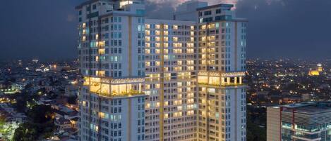 Mặt tiền nơi lưu trú - ban đêm