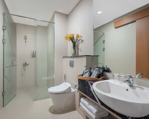 Amenidades de baño gratuitas, secadora de cabello, pantuflas, toallas 