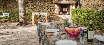 Very child-friendly villa with fenced pool and grass garden